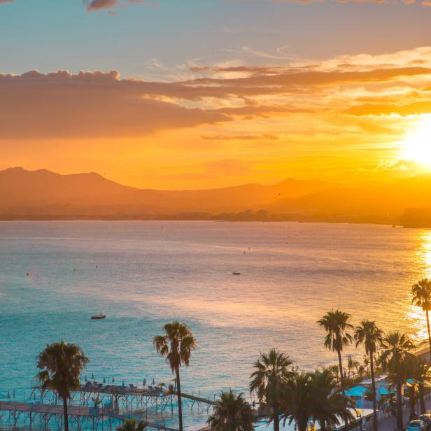 Sonnenuntergang in Cannes über der Promenade de la Croisette.