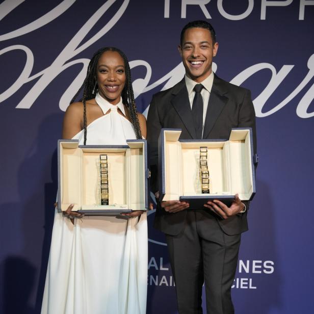 Sheila Atim und Daryl McCormack mit den Chopard Trophäen in Cannes.
