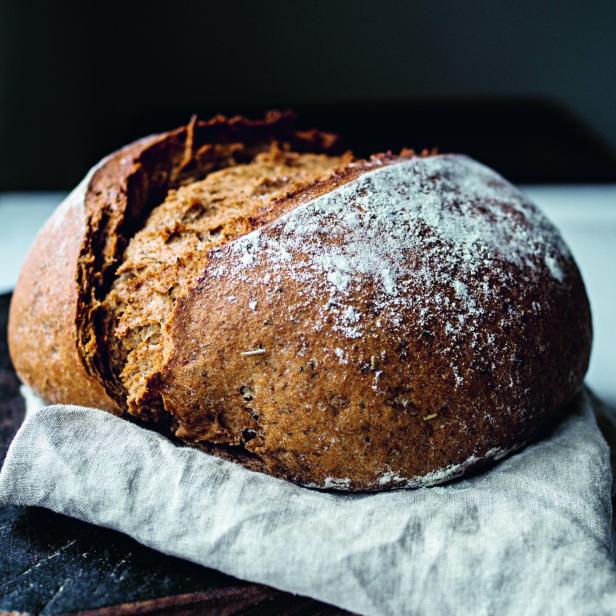 Einkornbrot mit Kräutern.