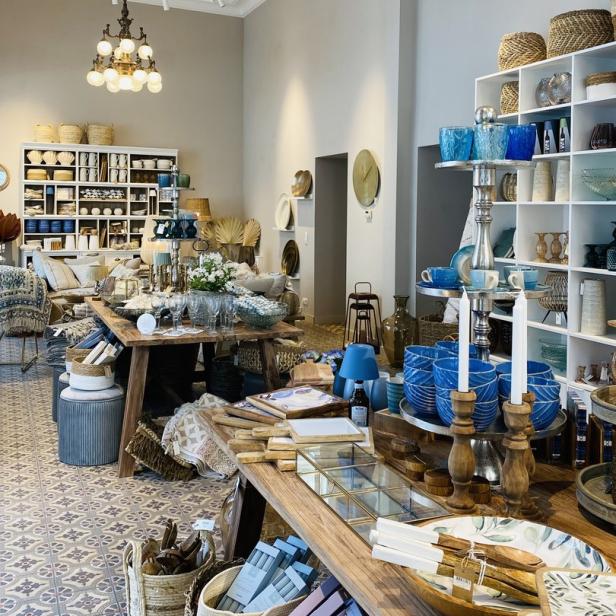 Innenansicht eines Geschäfts mit Wohnaccessoires und Dekorationsartikeln.