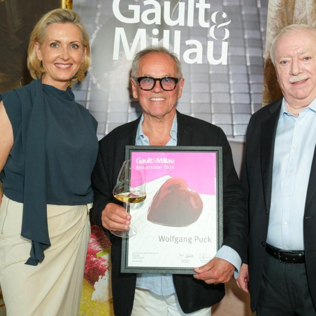 Wolfgang Puck hält eine Auszeichnung als „Gault&Millau“-Botschafter 2024.