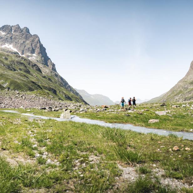 Von St. Anton erreicht man in etwa drei Stunden Gehzeit über das Fasultal die Konstanzerhütte.