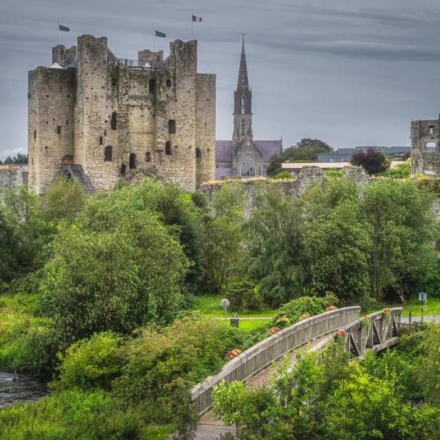 Die Trim Burg in Irland, mit einer Holzbrücke im Vordergrund.