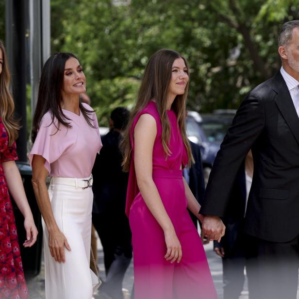 König Felipe VI. mit Königin Letizia und ihren Töchtern Leonor und Sofía unterwegs.