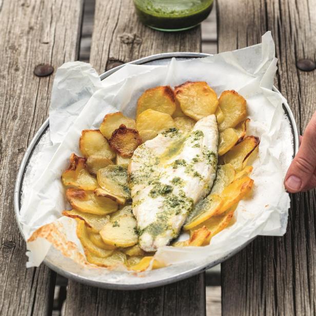 Wolfsbarschfilet mit Kartoffel und Basilikumöl.
