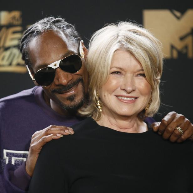 Snoop Dogg und Martha Stewart posieren zusammen vor einem MTV Movie Awards-Hintergrund.