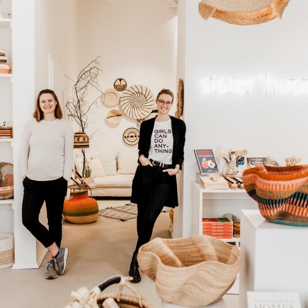 Zwei Frauen stehen in einem Geschäft, das Körbe und Kunsthandwerk verkauft.