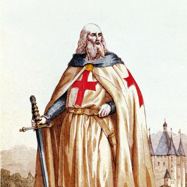 Ein Ritter des Templerordens mit Schwert und Umhang mit rotem Kreuz vor einer Burg.