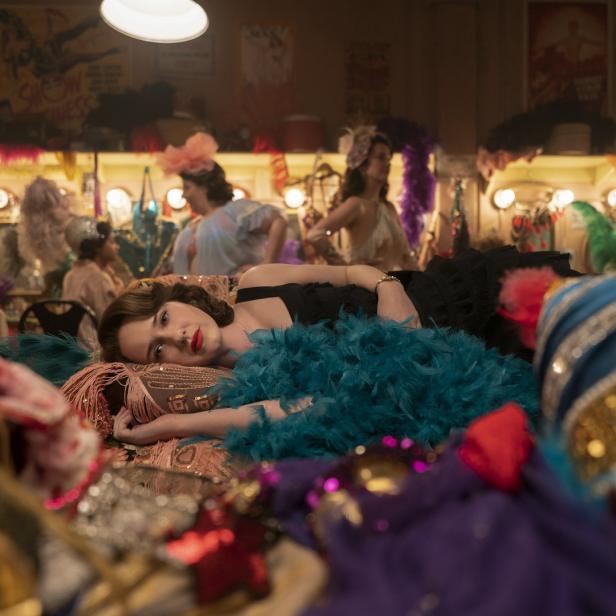 Midge Maisel liegt inmitten von Kostümen in der Garderobe der „The Marvelous Mrs. Maisel“.