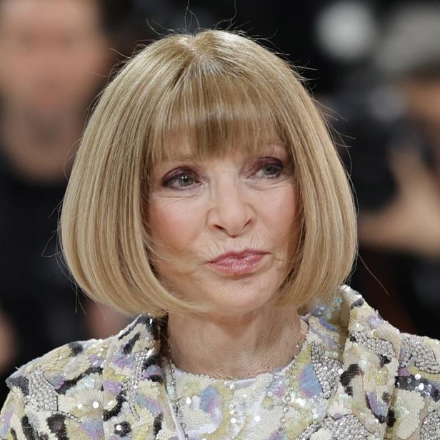 Anna Wintour mit ihrem charakteristischen blonden Bob und einer verzierten Jacke.