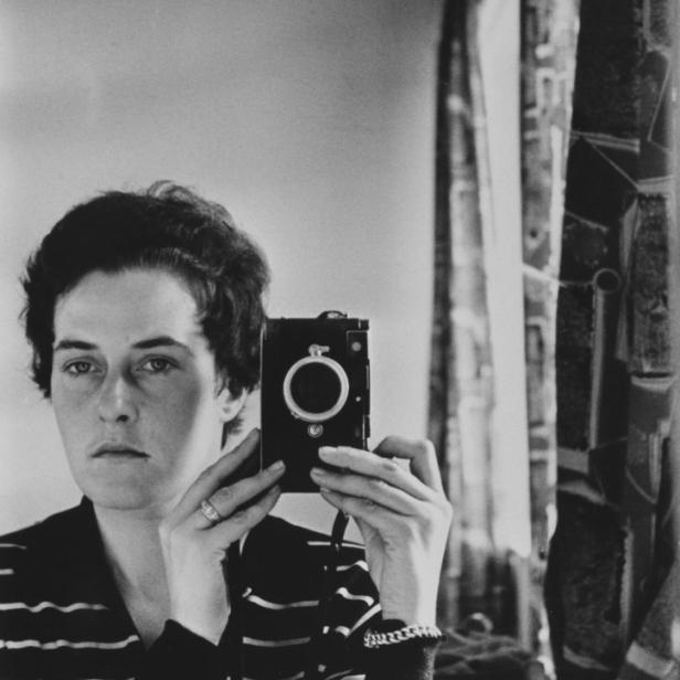 Inge Morath macht ein Selbstporträt mit einer Kamera.
