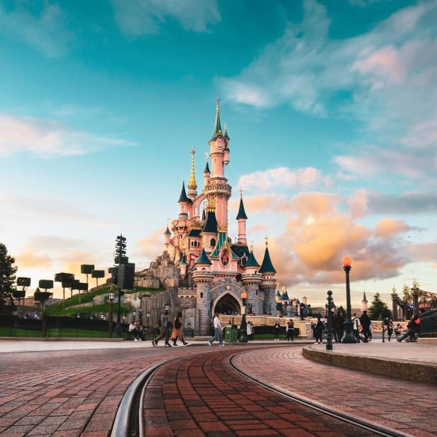 Das Schloss Disneyland Paris bei Sonnenuntergang.