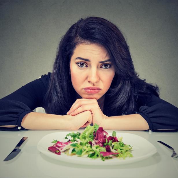 Frau schmeckt das Essen nicht.
