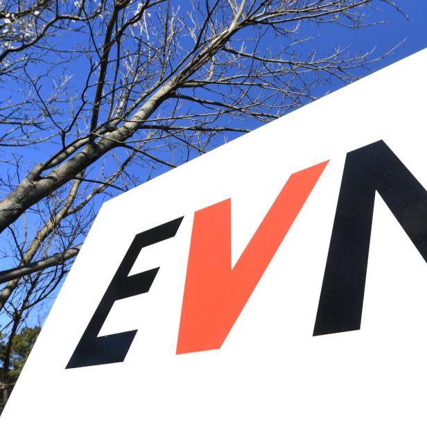 Das EVN-Logo vor einem Baum und blauem Himmel.