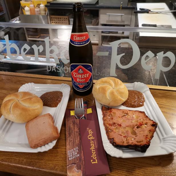 Leberkäse mit Semmel, Senf und einem „Linzer Bier“ bei Leberkas-Pepi.