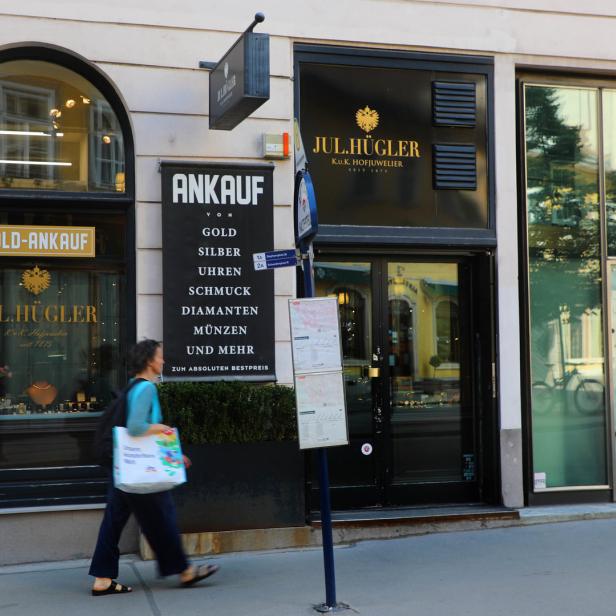 Eine Frau geht an dem Juweliergeschäft Jul. Hügler in Wien vorbei.