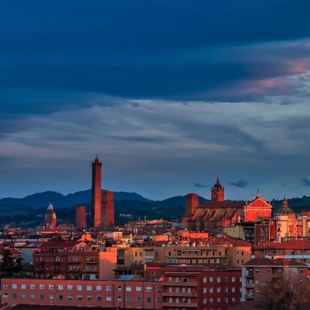 Blick auf die Stadt Bologna bei Sonnenuntergang.