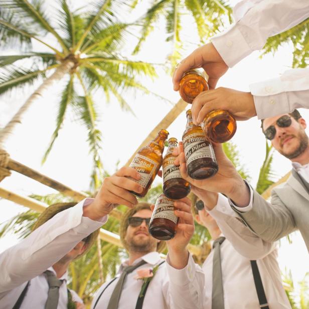 Party am Strand und Männer mit Bier.