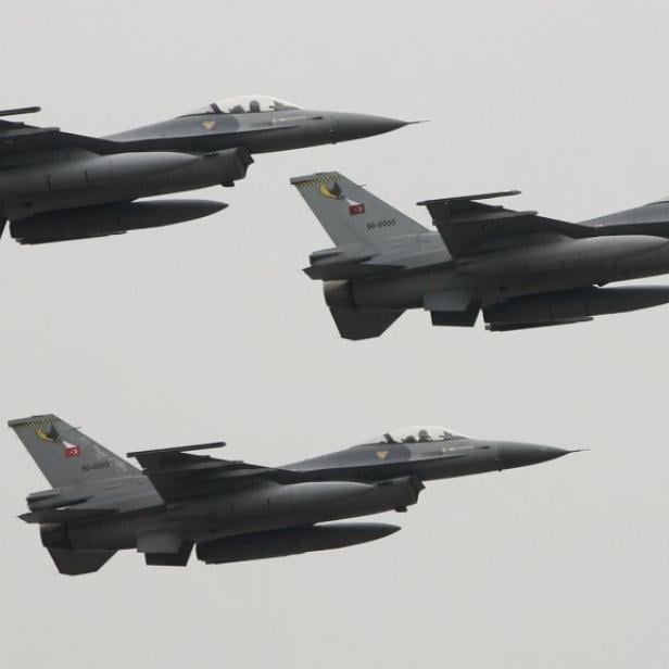 Drei Militärjets fliegen in enger Formation durch den Himmel.