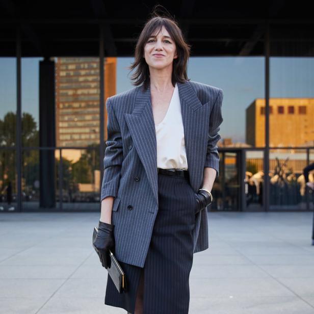 Charlotte Gainsbourg trägt einen Blazer und einen Rock mit Nadelstreifen.
