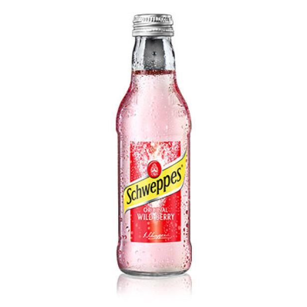Eine Flasche Schweppes Original Wild Berry auf einem weißen Hintergrund.