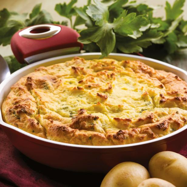 Kartoffeltorte in einer roten Auflaufform.