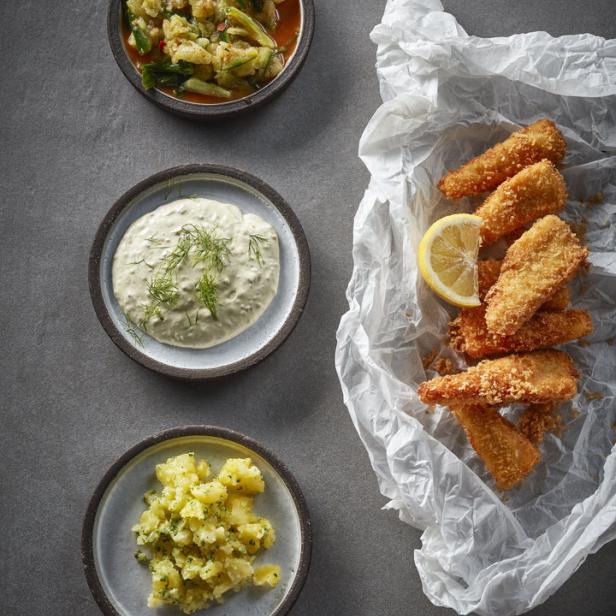 Backfisch mit Kartoffelsalat, Gurkensalat und Remoulade.