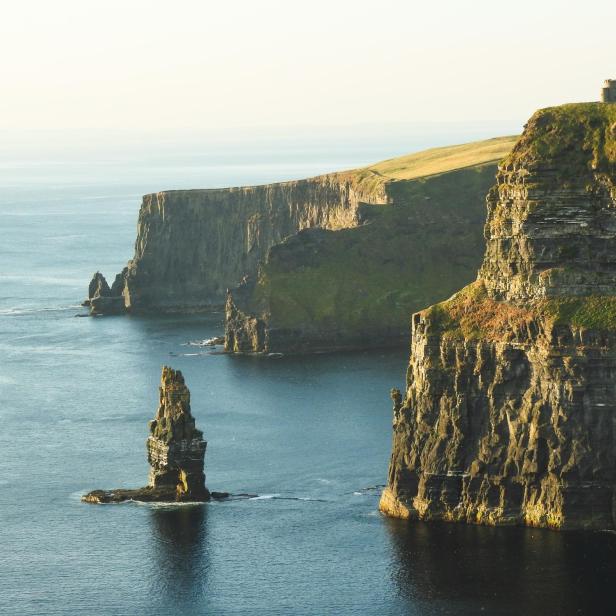 Die Klippen von Moher ragen aus dem Atlantik in Irland.
