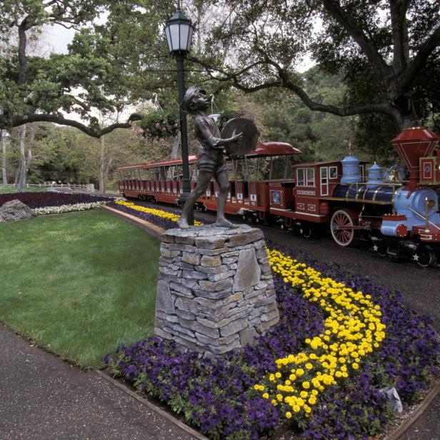 Eine Statue und eine kleine Eisenbahn auf der Neverland Ranch.