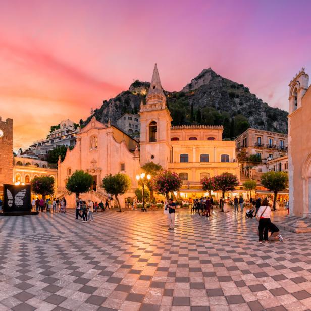 Blick auf die Piazza IX Aprile in Taormina, Sizilien, bei Sonnenuntergang.