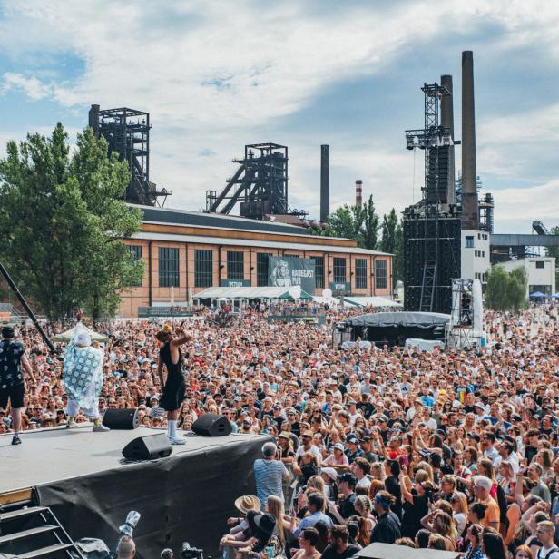 Eine Band tritt vor einer großen Menschenmenge beim „Colours of Ostrava“-Festival auf.