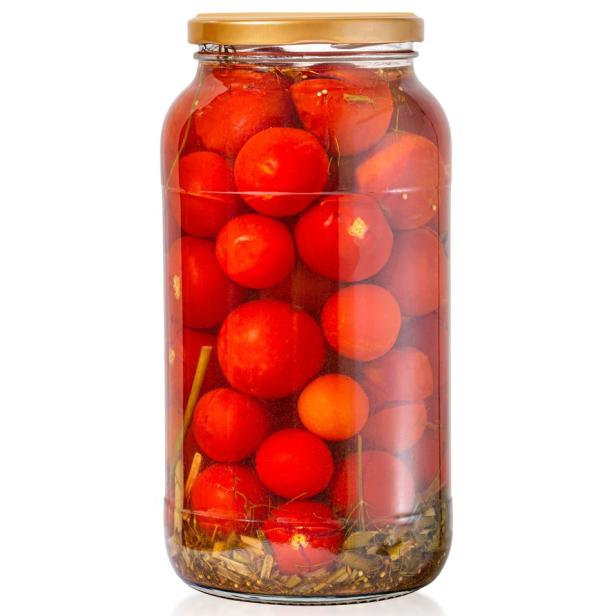 Einmachglas mit eingelegten roten Tomaten.