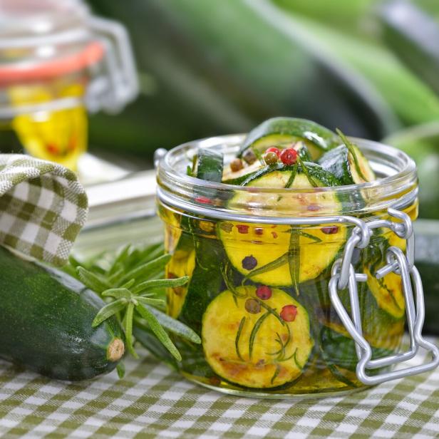 Marinierte Zucchini in einem Glas.