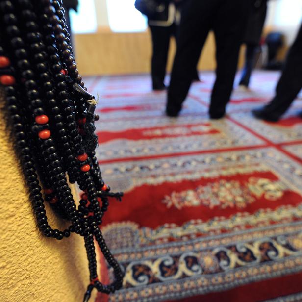Ein Gebetsraum in einer Moschee (Symbolbild)