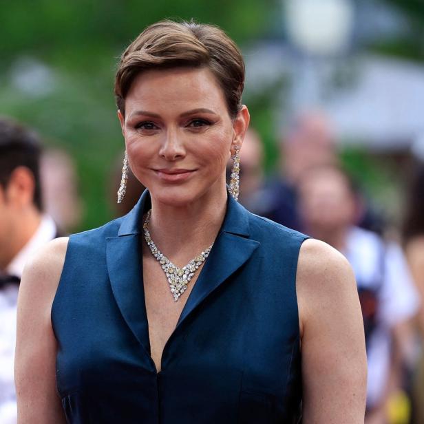 Fürstin Charlène von Monaco mit blauem Kleid und auffälligem Schmuck.