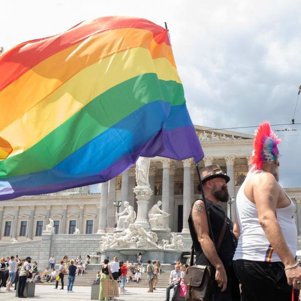 Eine Regenbogenflagge weht vor dem österreichischen Parlament in Wien.