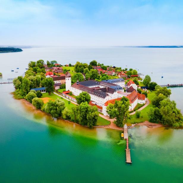 Luftaufnahme des Klosters Frauenwörth auf der Fraueninsel im Chiemsee.