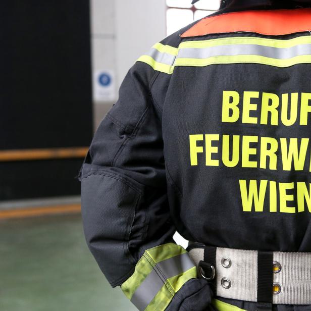 Ein Feuerwehrmann der Berufsfeuerwehr Wien in Einsatzkleidung.