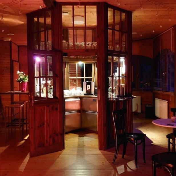 Innenansicht der „Thayabar“ mit Holzvertäfelung und Bar.