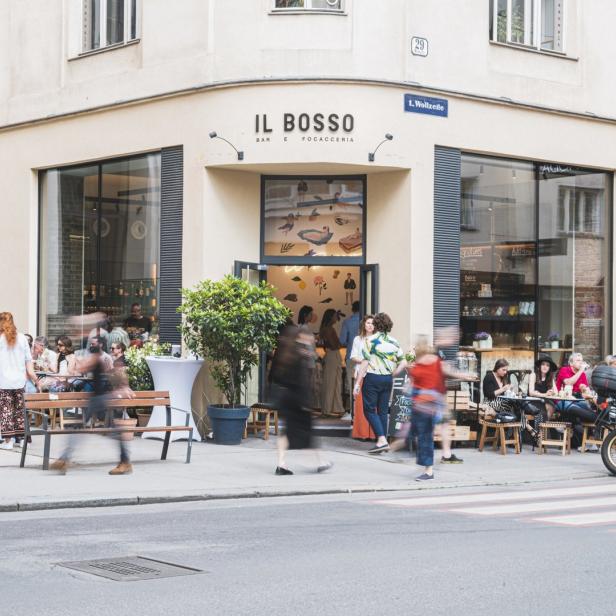 Das Restaurant „Il Bosso“ mit Gästen im Außenbereich in Wien.