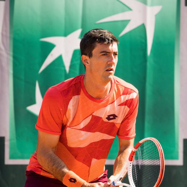 Tennisspieler Sebastian Ofner beim Aufschlag.