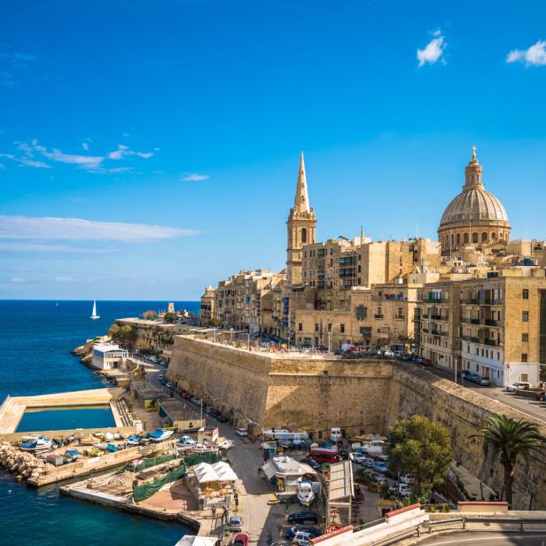 Blick auf die Stadt Valletta in Malta mit dem Meer im Hintergrund.