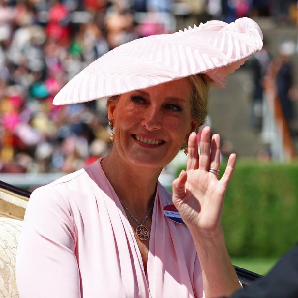 Sophie, Herzogin von Edinburgh, trägt einen rosa Hut und winkt.