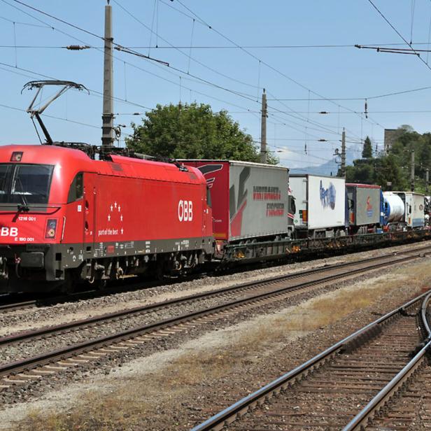 Ein Güterzug der ÖBB fährt auf einer Bahnstrecke.