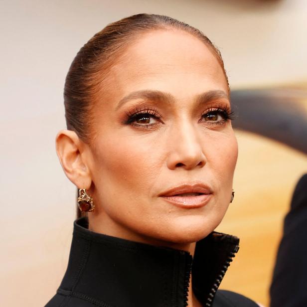 Nahaufnahme von Jennifer Lopez mit goldenen Ohrringen.