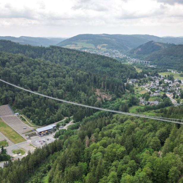Die Hängebrücke „Titan RT“ überspannt ein bewaldetes Tal in Deutschland.
