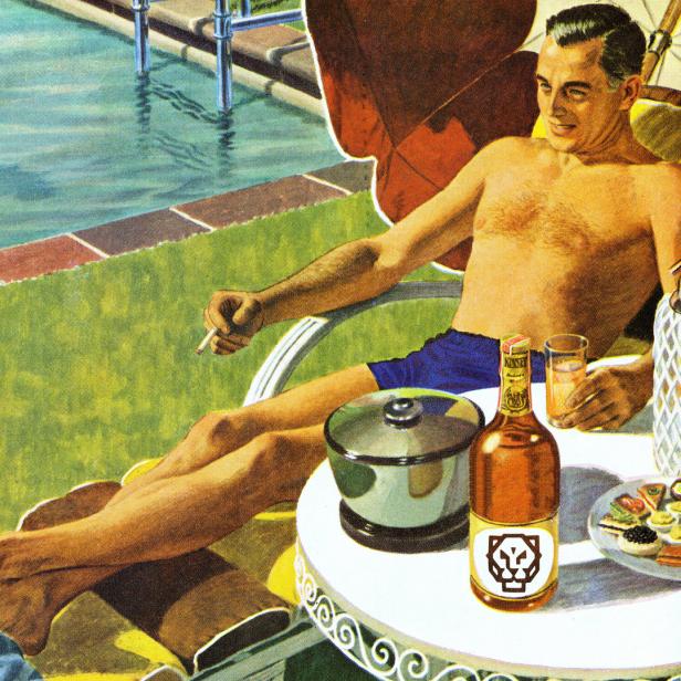 Ein Mann entspannt am Pool mit einem Drink, während ein Freund ihm zuprostet.