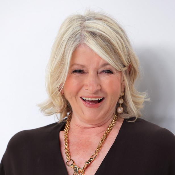 Martha Stewart lächelt in die Kamera und trägt eine goldene Halskette.