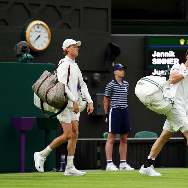 Jannik Sinner verlässt mit seiner Tennistasche den Platz in Wimbledon.