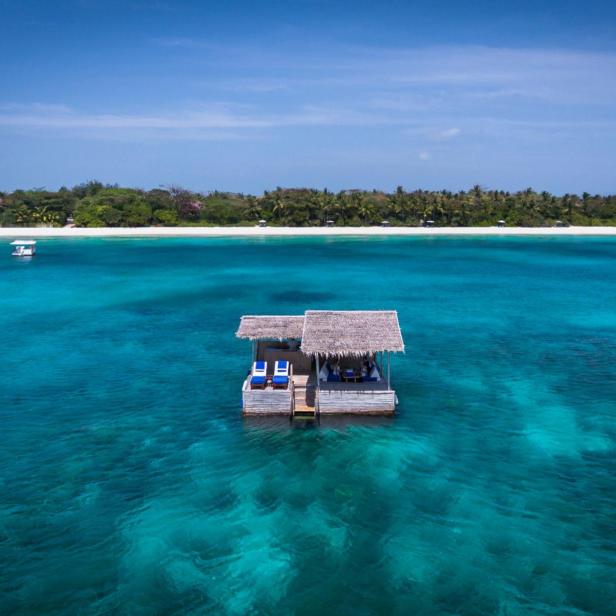 Die Kawayan Bar in Amanpulo, Philippinen, liegt auf dem türkisfarbenen Wasser.